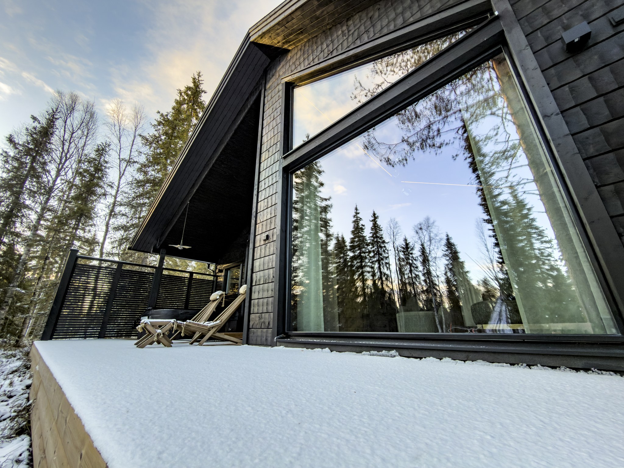 Lumo Lakeside -huvilan julkisivu ja ensilumen peittämä terassi